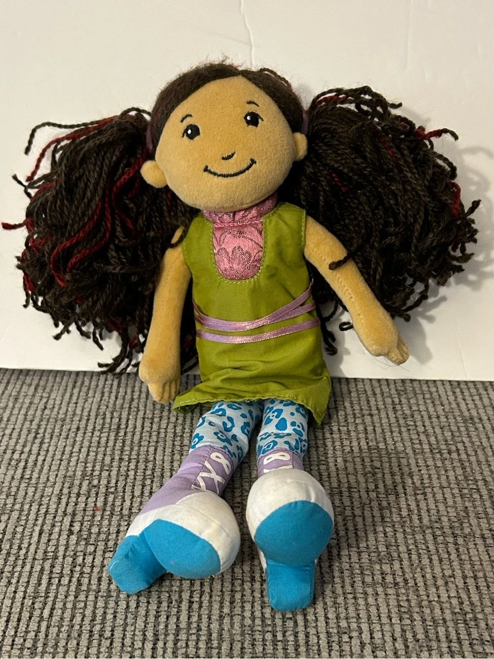 groovy girls BINDI doll Manhattan toys cloth doll with green dress 2003